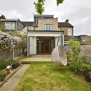 Contemporary 3 Bed House With Spacious Garden Close To Stratford & Canary Wharf Homestay London